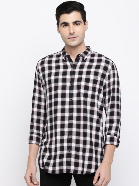 

Wrangler Men Black Regular Fit Checked Casual Shirt