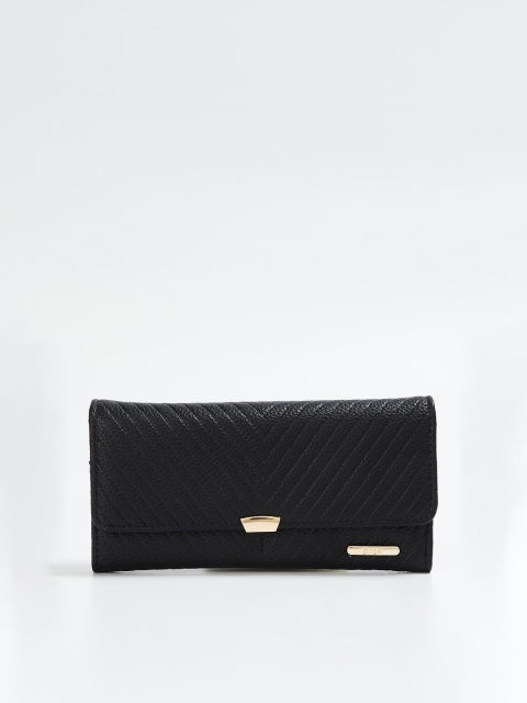 

Ginger by Lifestyle Women Black Textured Envelope Clutch