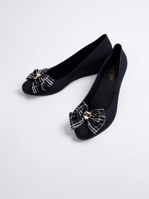 

Ginger by Lifestyle Women Black & Off-White Embellished Pumps