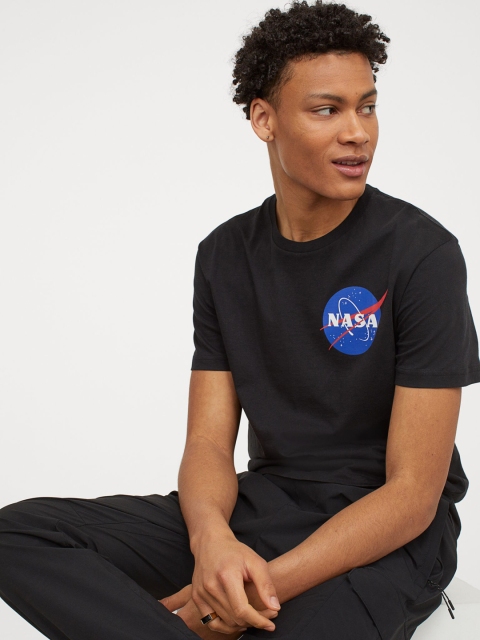 

H&M Men Black Solid Printed T-shirt
