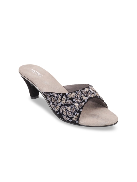 

Metro Women Grey Printed Sandals