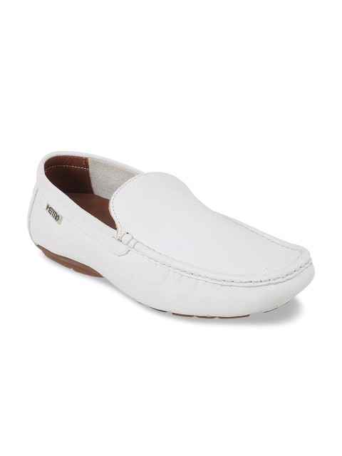 

Metro Men White Solid Loafers