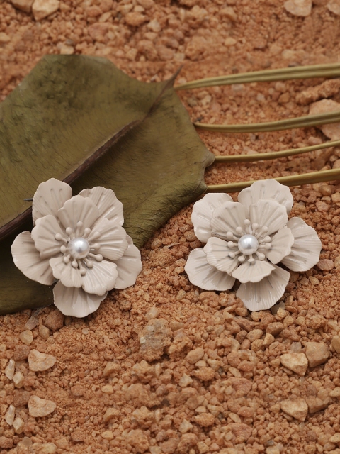 

Crunchy Fashion Beige Contemporary Studs