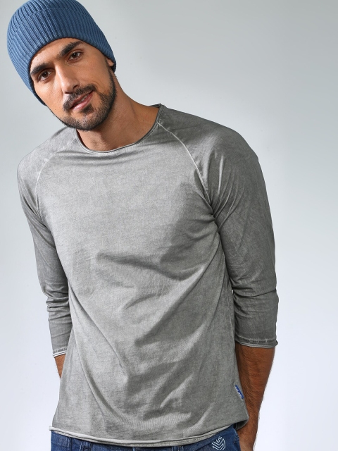 

Blue Saint Men Grey Solid Round Neck T-shirt