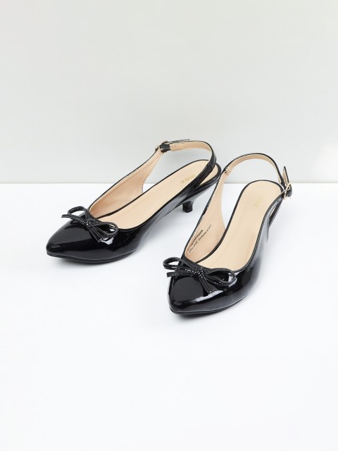 

max Women Black Solid Pumps