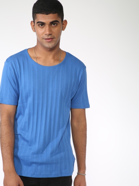 

Blue Saint Men Blue Solid Round Neck T-shirt