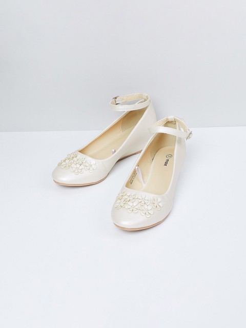

max Girls Off-White Solid Embroidered Ballerinas