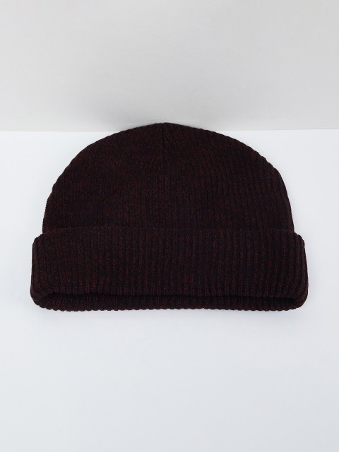 

max Men Maroon Solid Beanie