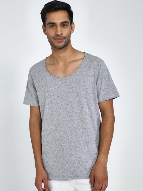 

Blue Saint Men Grey Solid Round Neck T-shirt