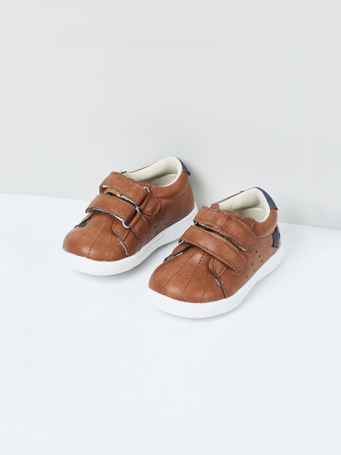 

max Boys Tan Solid Sneakers
