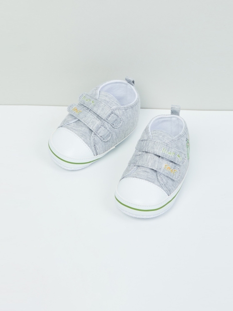 

max Boys Grey & White Printed Sneakers