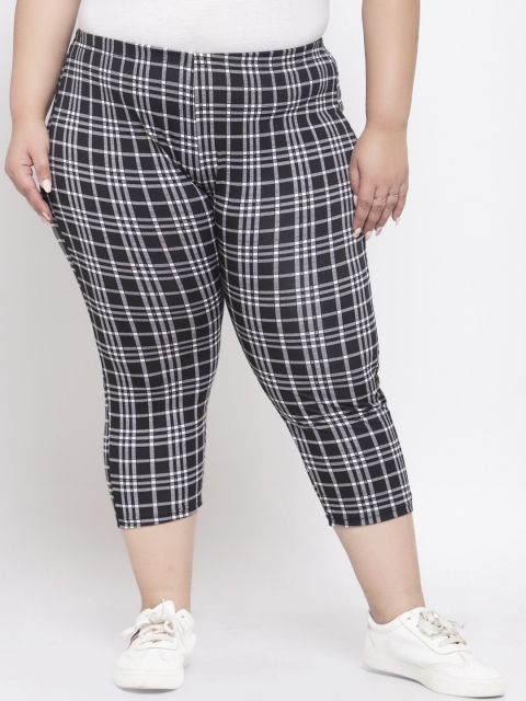 

plusS Women Black & White Checked Regular Fit Capris