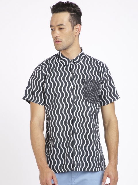 

Breakbounce Men Black Regular Fit Printed Casual Shirt