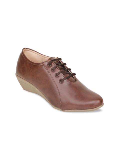 

TRASE Women Brown Solid Heeled Boots