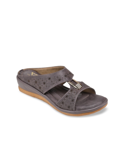 

TRASE Women Grey Textured Comfort Heels