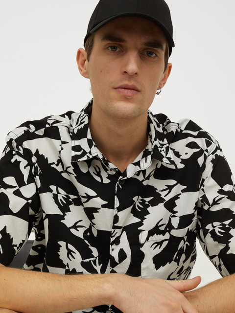 

H&M Men Black & White Printed Relaxed Fit Short Sleeve Shirt
