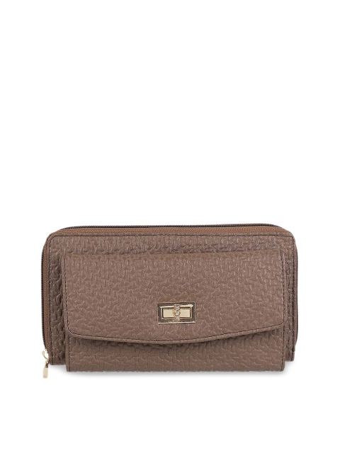 

Metro Brown Textured Clutch