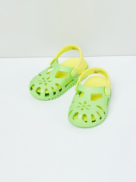 

max Girls Green Solid Clogs