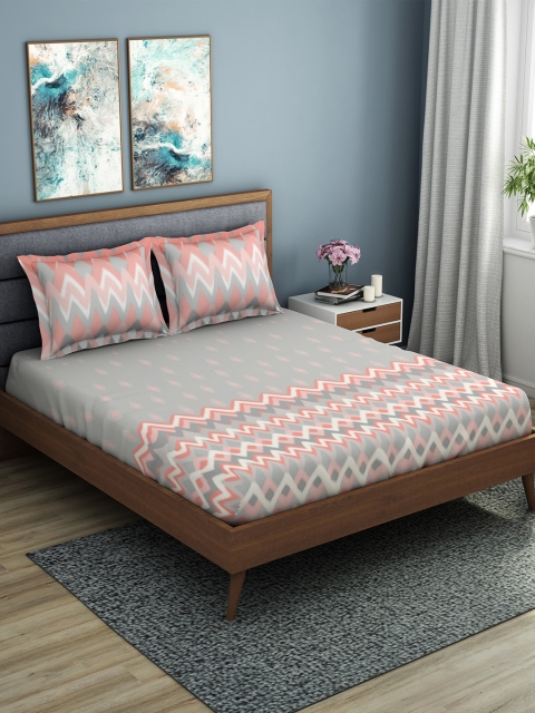 

SPACES Grey & Coral Geometric 144 TC Cotton 1 King Bedsheet with 2 Pillow Covers
