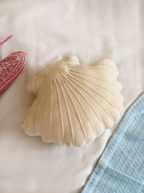 

Amoliconcepts Cream-Coloured Single Self Design Sea Shell design Cushion Cover