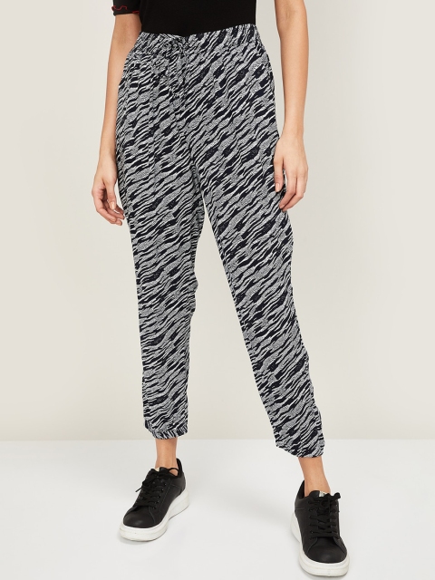 

Bossini Women Black Regular Fit Printed Regular Trousers