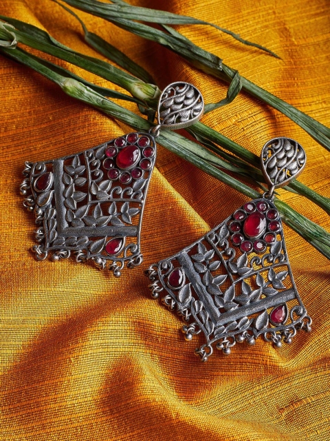 

GloBox By ZeroKaata Silver-Plated Oxidised Contemporary Drop Earrings
