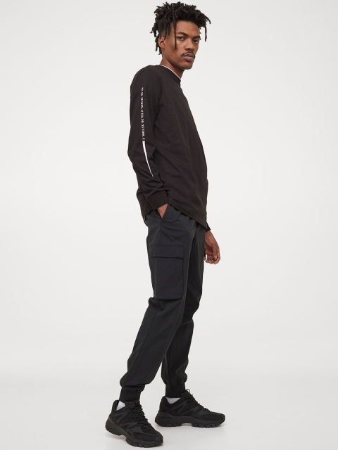 

H&M Men Black & White Printed Regular Fit COOLMAX Top