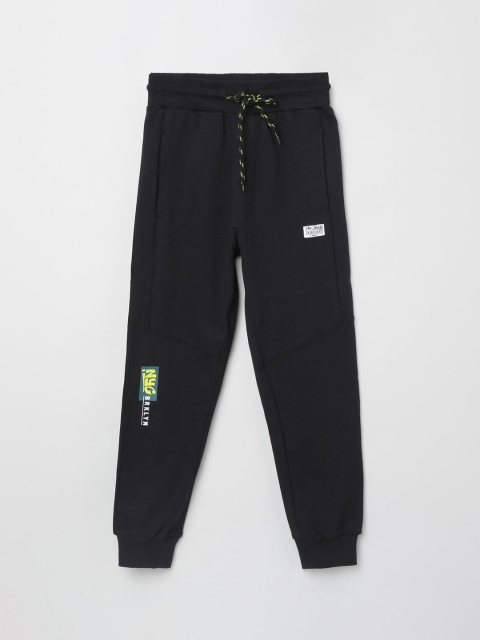 

max Boys Black Regular Fit Solid Joggers