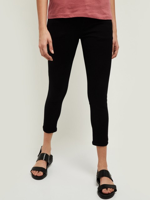 

max Women Black Regular Fit Mid-Rise Clean Look Cropped Stretchable Jeans