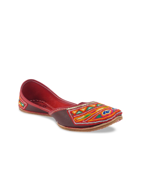 

The Desi Dulhan Women Brown Embellished Leather Mojaris