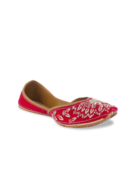 

The Desi Dulhan Women Magenta Embellished Fabric Mojaris