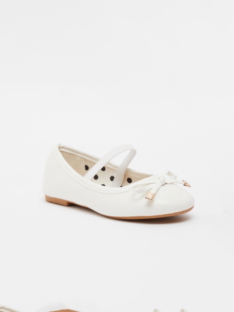 

shoexpress Girls White Solid Ballerinas