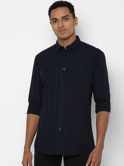 

Solly Jeans Co. Men Navy Blue & Black Regular Fit Striped Pure Cotton Casual Shirt