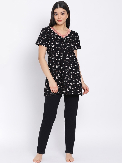 

Kanvin Women Black & White Printed Night suit