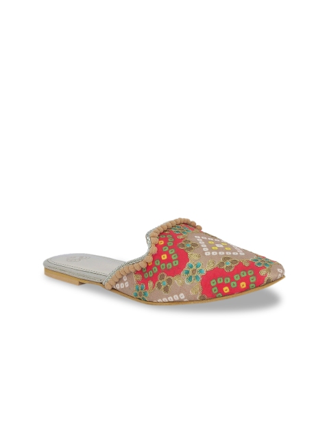 

Sole To Soul Women Beige Printed Fabric Mules