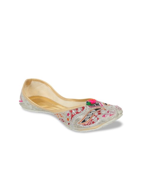 

Ta Chic Women Silver-Toned Woven Design Mojaris
