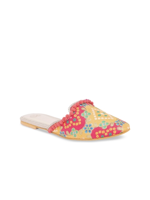 

Sole To Soul Women Yellow Printed Fabric Mules
