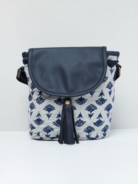 

max Off-White Printed Sling Bag