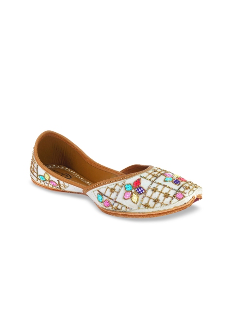 

The Desi Dulhan Women White Printed Fabric Mojaris