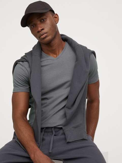 

H&M Men Grey Solid V-neck T-shirt Slim Fit