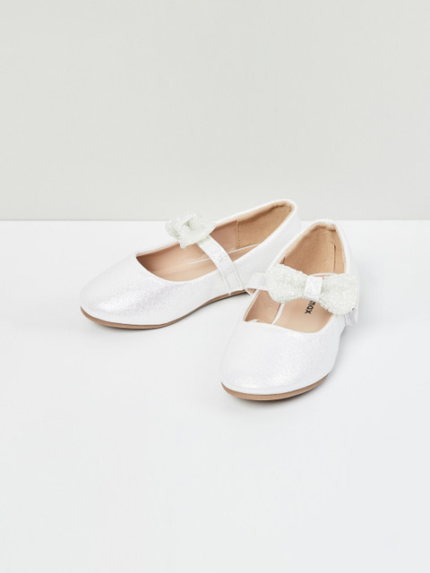

max Girls Off-White Solid PU Ballerinas