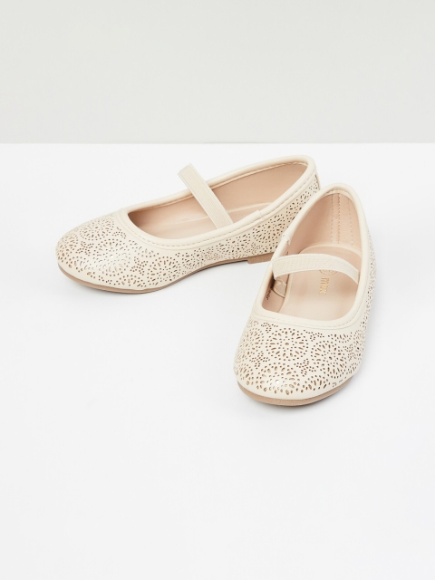 

max Girls Cream-Coloured Solid Ballerinas