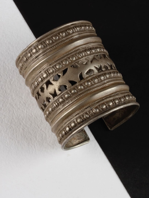 

SANGEETA BOOCHRA Silver-Toned Handcrafted Bangle