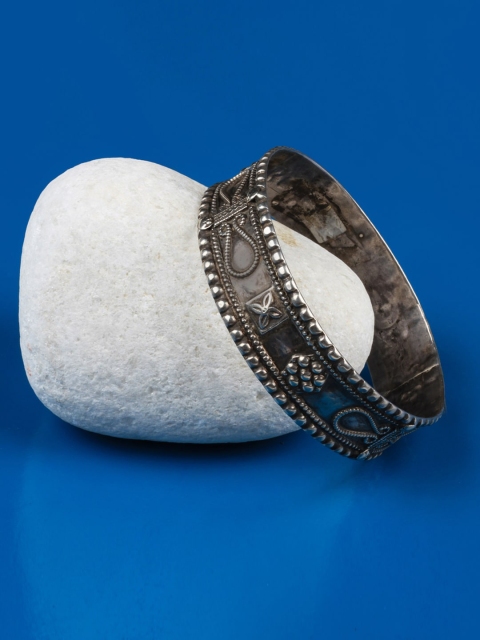 

SANGEETA BOOCHRA Oxidised Silver-Toned Handcrafted Bangle