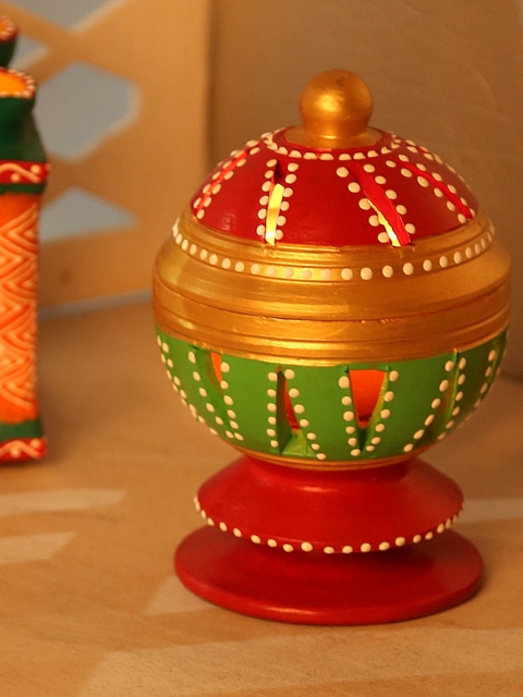 

Aapno Rajasthan Red & Green Painted Spherical Candle Holder