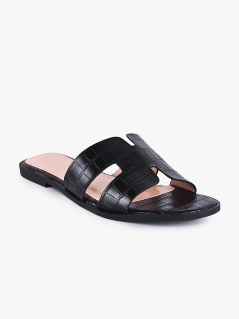 

BuckleUp Women Black Textured Open Toe Flats