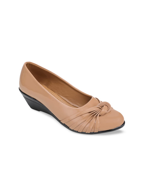 

TRASE Women Beige Belle Textured Pumps