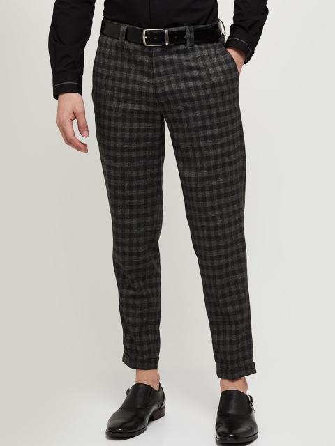 

max Men Charcoal Grey & Black Tapered Fit Checked Regular Trousers