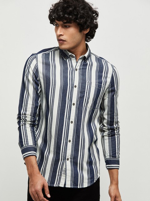 

max Men Off-White & Navy Blue Cotton Slim Fit Striped Casual Shirt