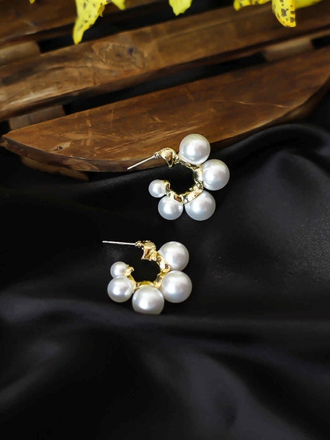 

Bellofox White Contemporary Pearl Studs